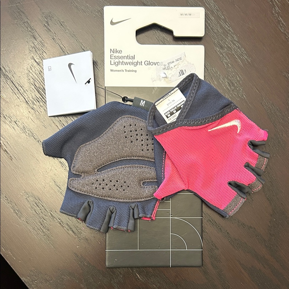 Nike women Training Gloves in Pink (Medium)